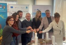 SPLITSKI GASTROADVENT Pod geslom ‘Neka ocean diše’ splitski novinari tiskanih medija zapalili prvu svijeću