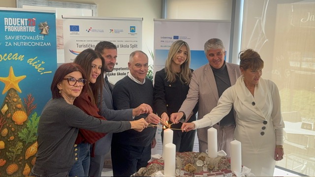 SPLITSKI GASTROADVENT Pod geslom ‘Neka ocean diše’ splitski novinari tiskanih medija zapalili prvu svijeću